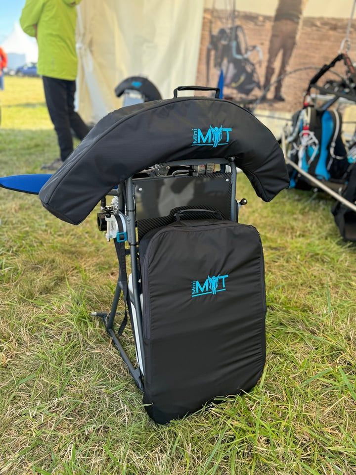 MiniMot replié dans son housse de transport, posé sur l’herbe
