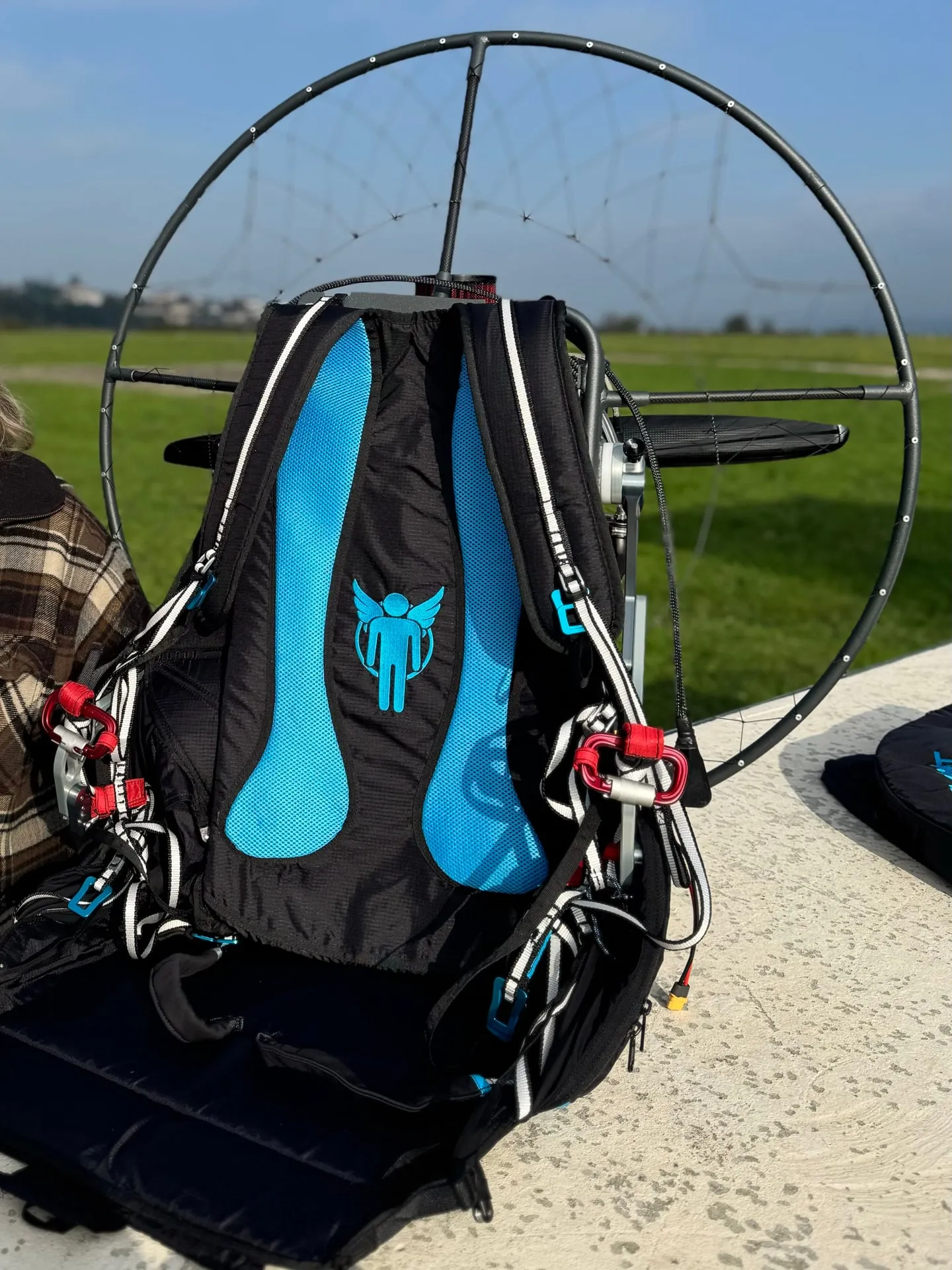 Sellette bleue du pilote posée sur un muret